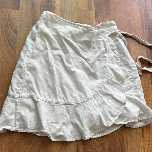 Abercrombie & Fitch Woman’s Size XS White Tie-Waist Wrap Skirt - Picture 5 of 12